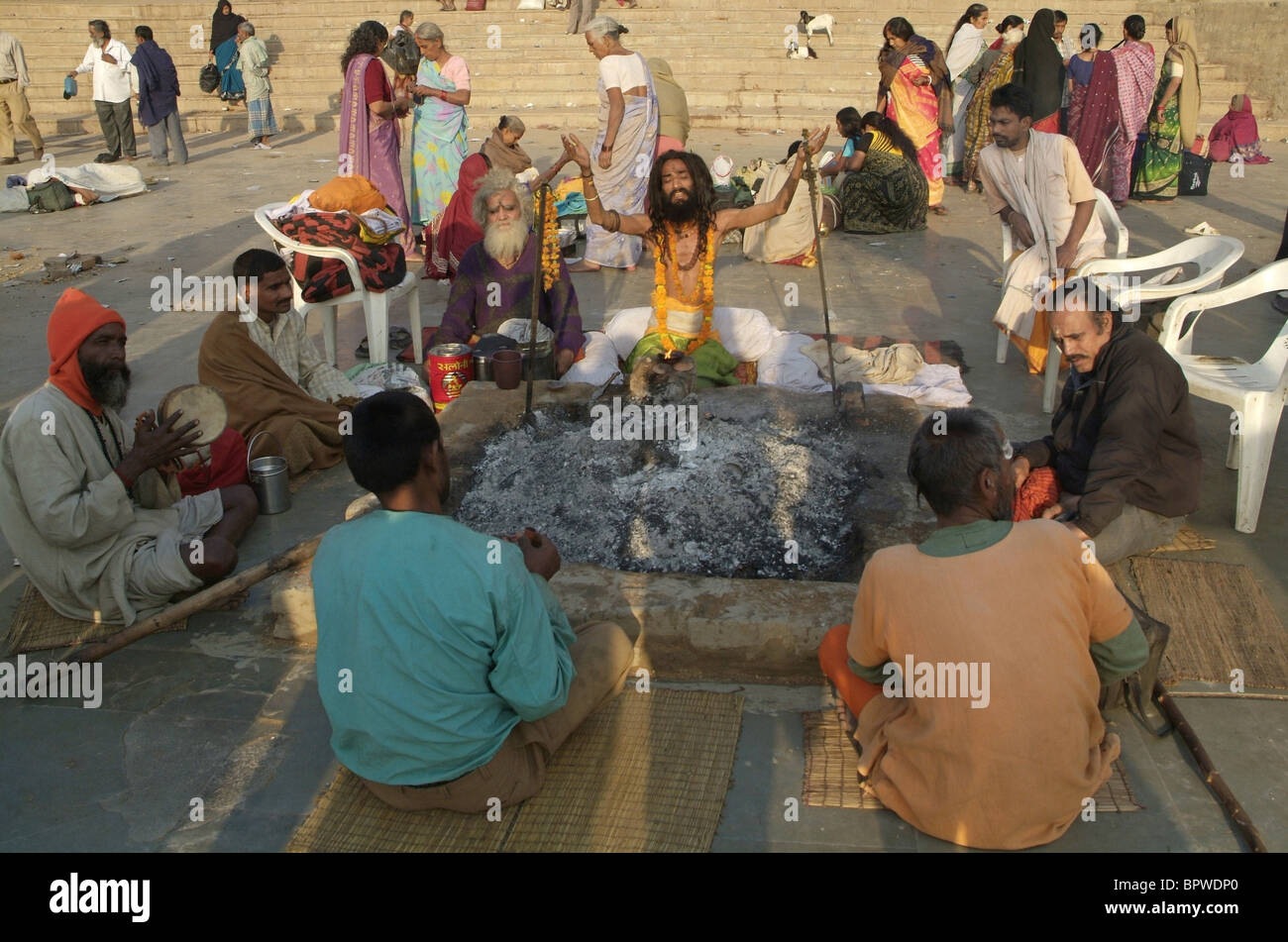 Ein Hindu Sadhu beten in Varanasi, Indien Stockfoto