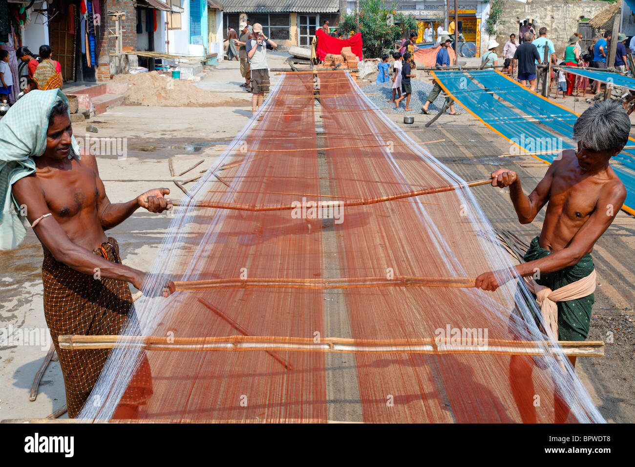 Herstellung von Saris in den, Olasingh Textile Straßendorf, Orissa, Indien Stockfoto
