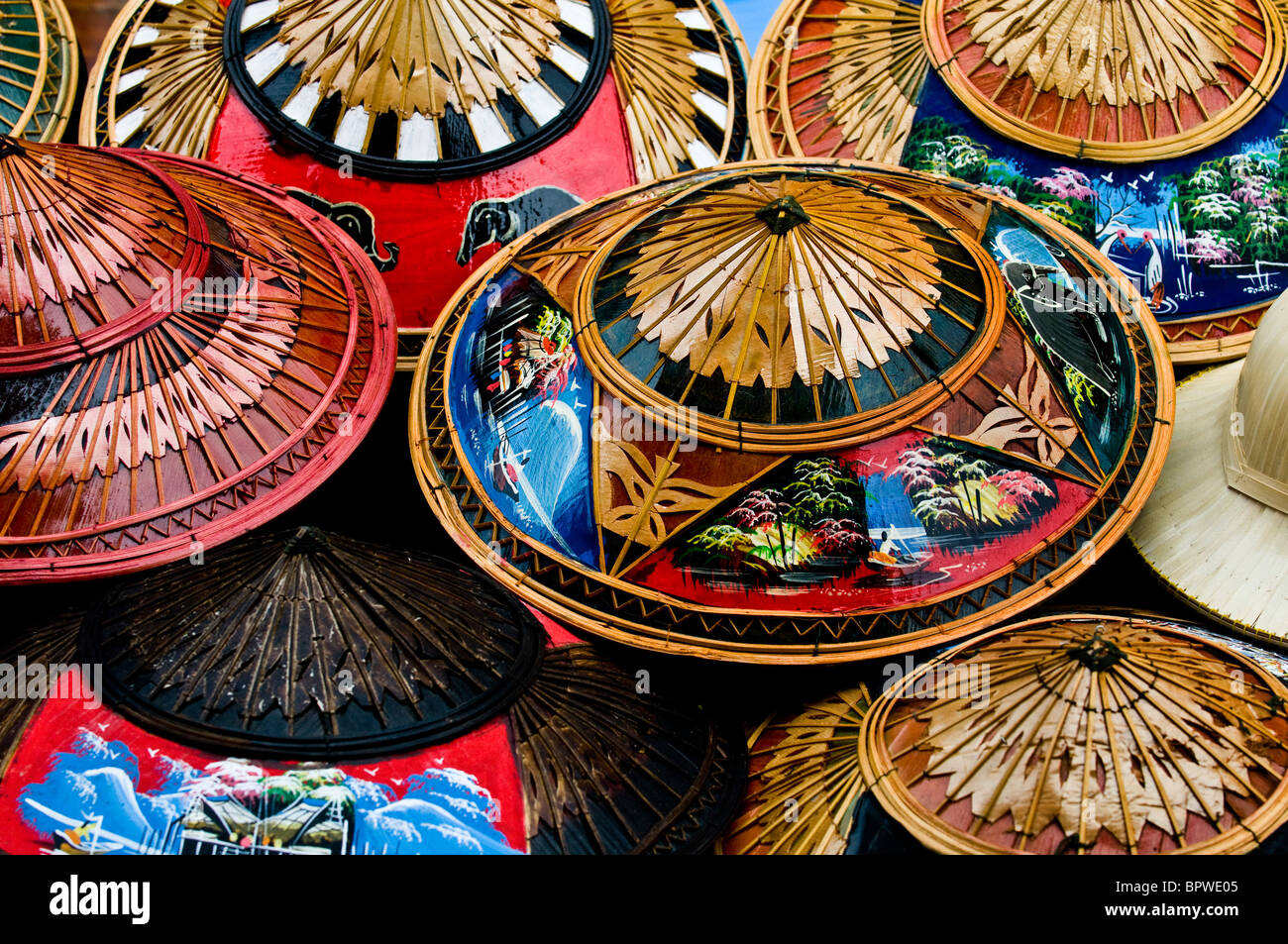 Bunte thailändische Hüte in einen Souvenir-Shop in Thailand. Stockfoto
