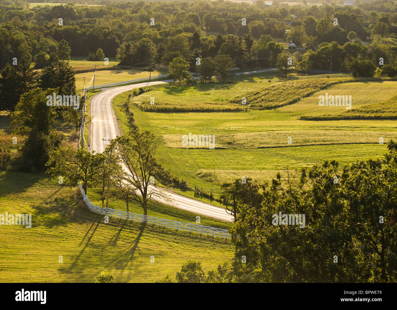 Amerikanische Landstraße im Nachmittag Sonne - Pennsylvania, USA Stockfoto