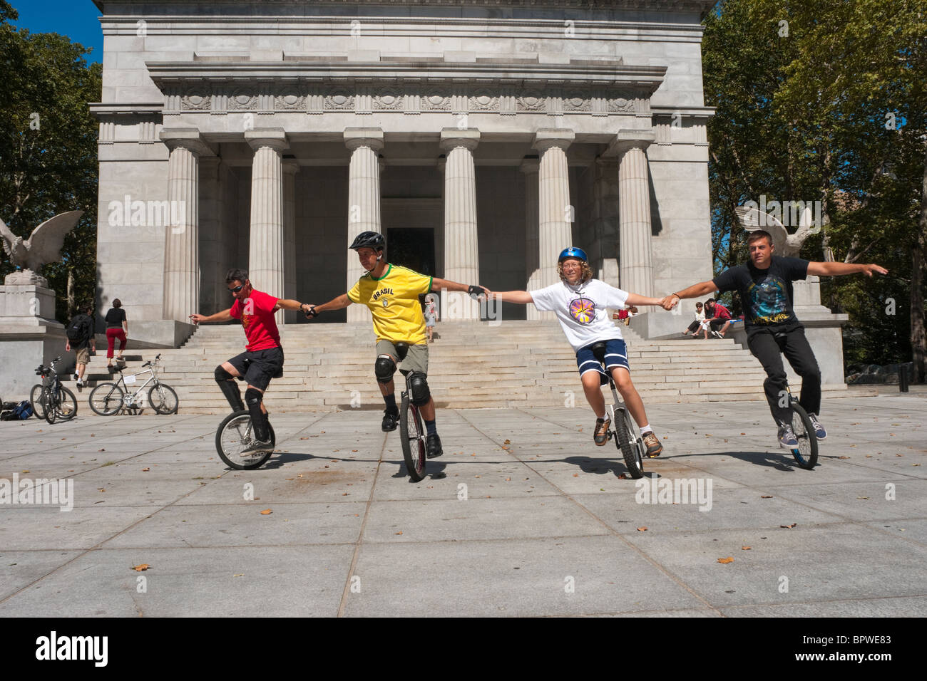 Einradfahrer üben und lernen neue Fähigkeiten bei Grants Grab im Riverside Park Stockfoto