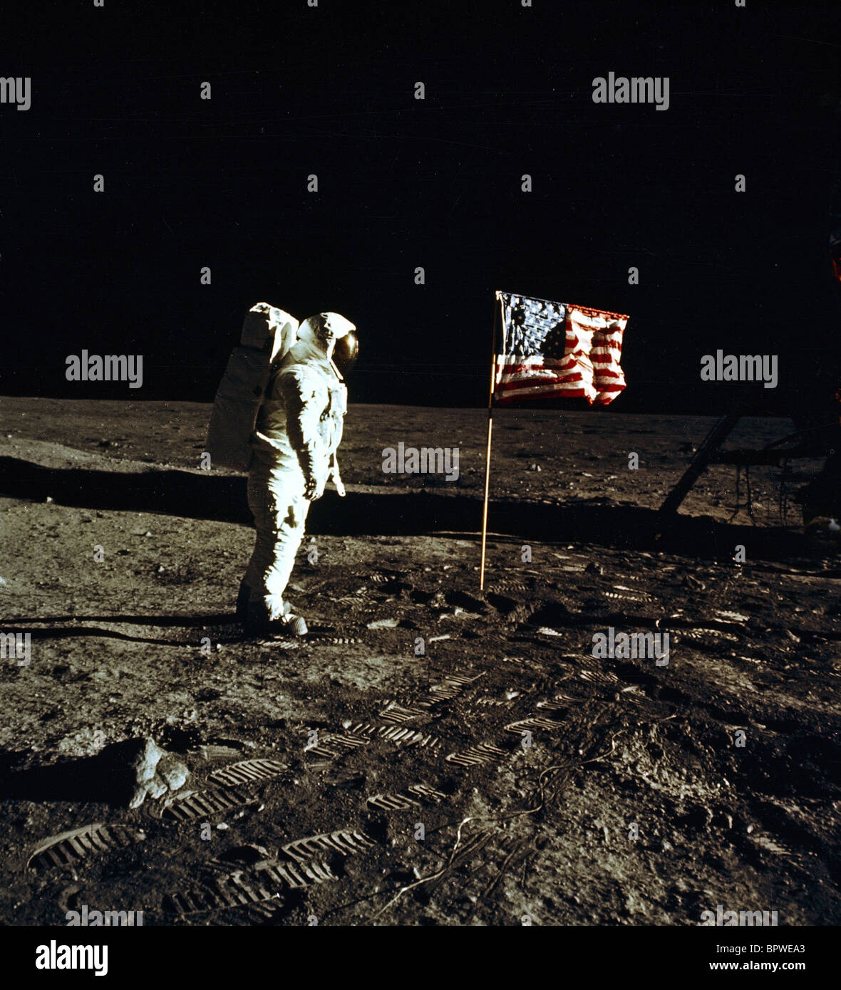 BUZZ EDWIN & UNS FLAGGE AUF MOND APOLLO 11 ASTRONAUT (1969) Stockfoto