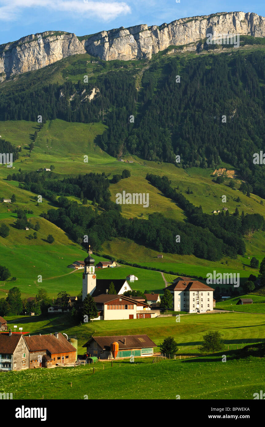 Gemeinde Schwende in der Region Appenzell, Alpstein Bergkette hinter der Schweiz Stockfoto