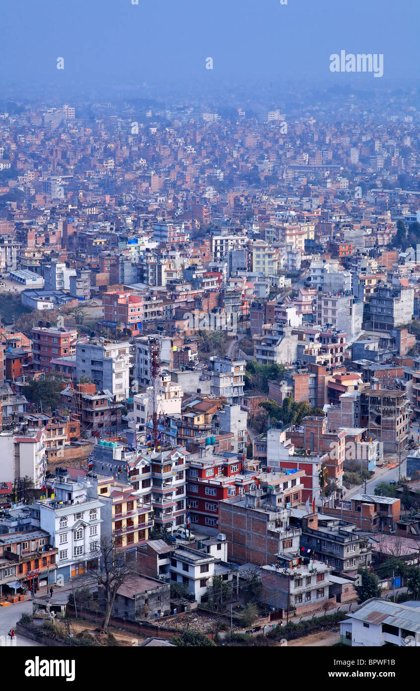 Blick über die Dächer von Swayambhunath, dem Affentempel, Kathmandu, Nepal Stockfoto