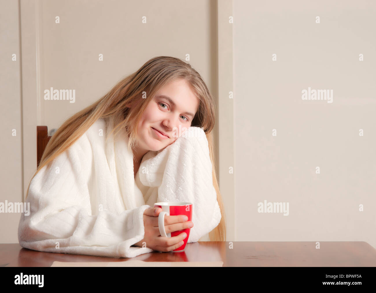 junge Frau in den Morgen mit Kaffee Stockfoto