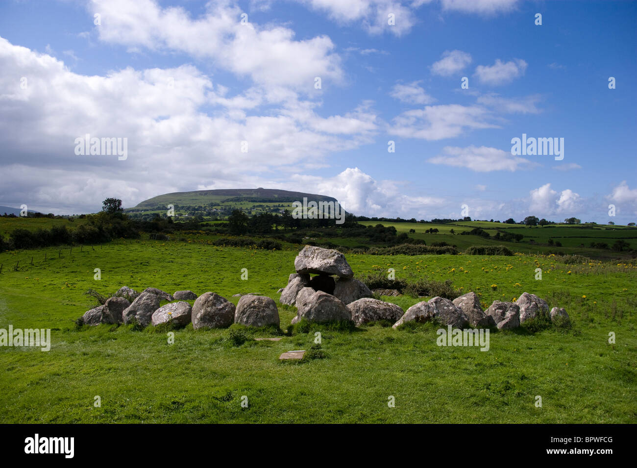 Stein-Kreis und Domen in Carrowmore Megalith Friedhof mit Knocknarea Mountain und queen Maeve es Cairn hinter Stockfoto
