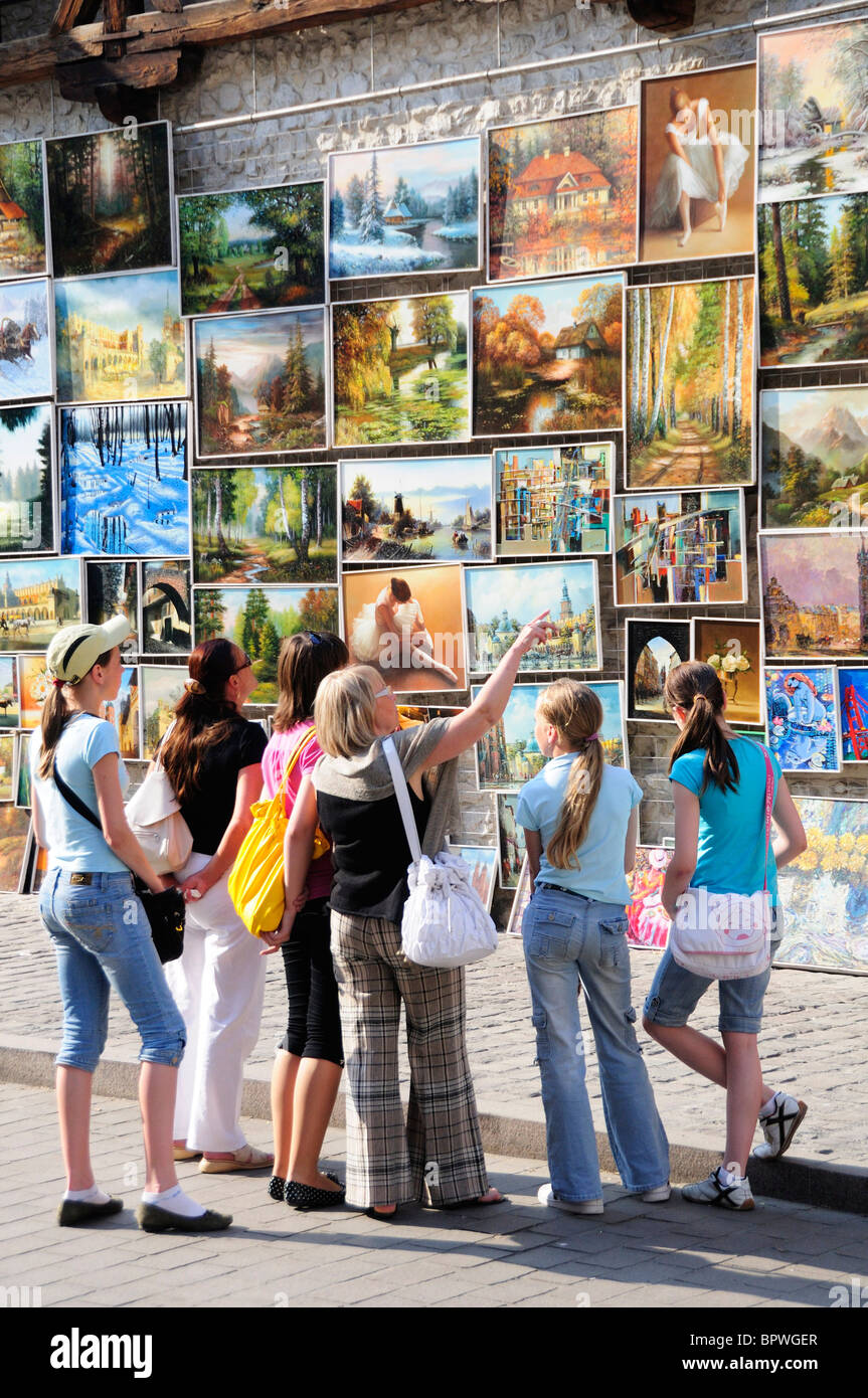 Gemälde zum Verkauf hängen entlang der Stadtmauer, in der Nähe von Sankt Florian Tor in Krakau Stockfoto