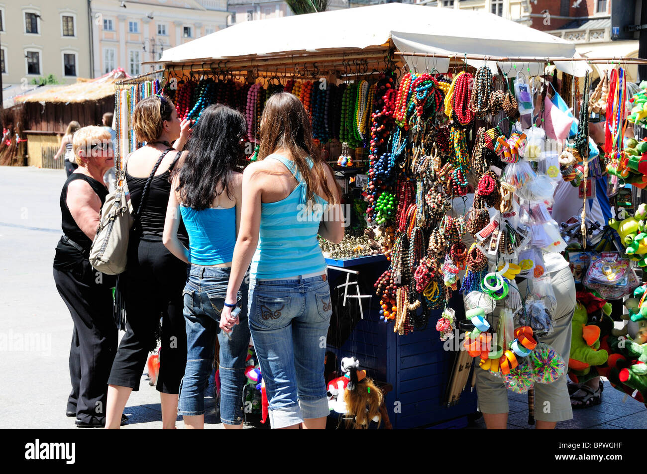 Souvenir-Stand in der Rynek Glowny, Altstädter Ring, in Krakau Stockfoto