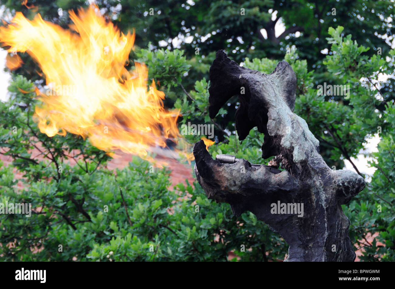 Drachenstatue Atmung Feuer in die Drachenhöhle am Wawel-Hügel in Krakau Stockfoto