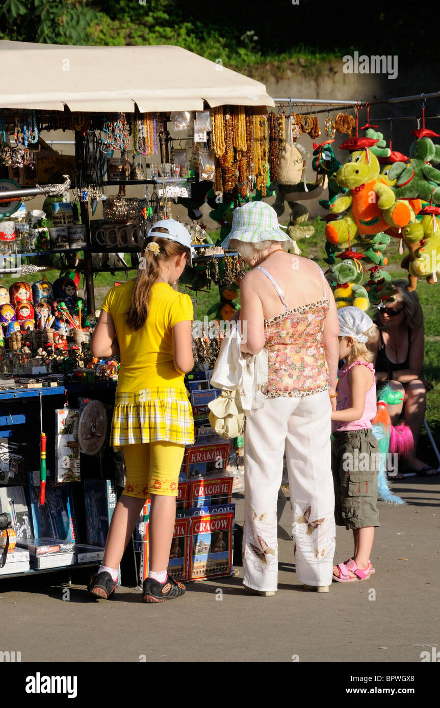 Souvenirstände entlang der Weichsel in Krakau am Flussufer Stockfoto