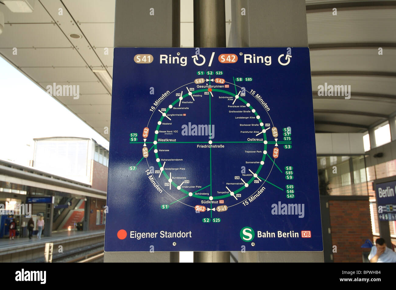 S-Bahn-Ring Karte mit Bahn Stationen Standortinformationen drauf an einer  Station in Berlin Stockfotografie - Alamy