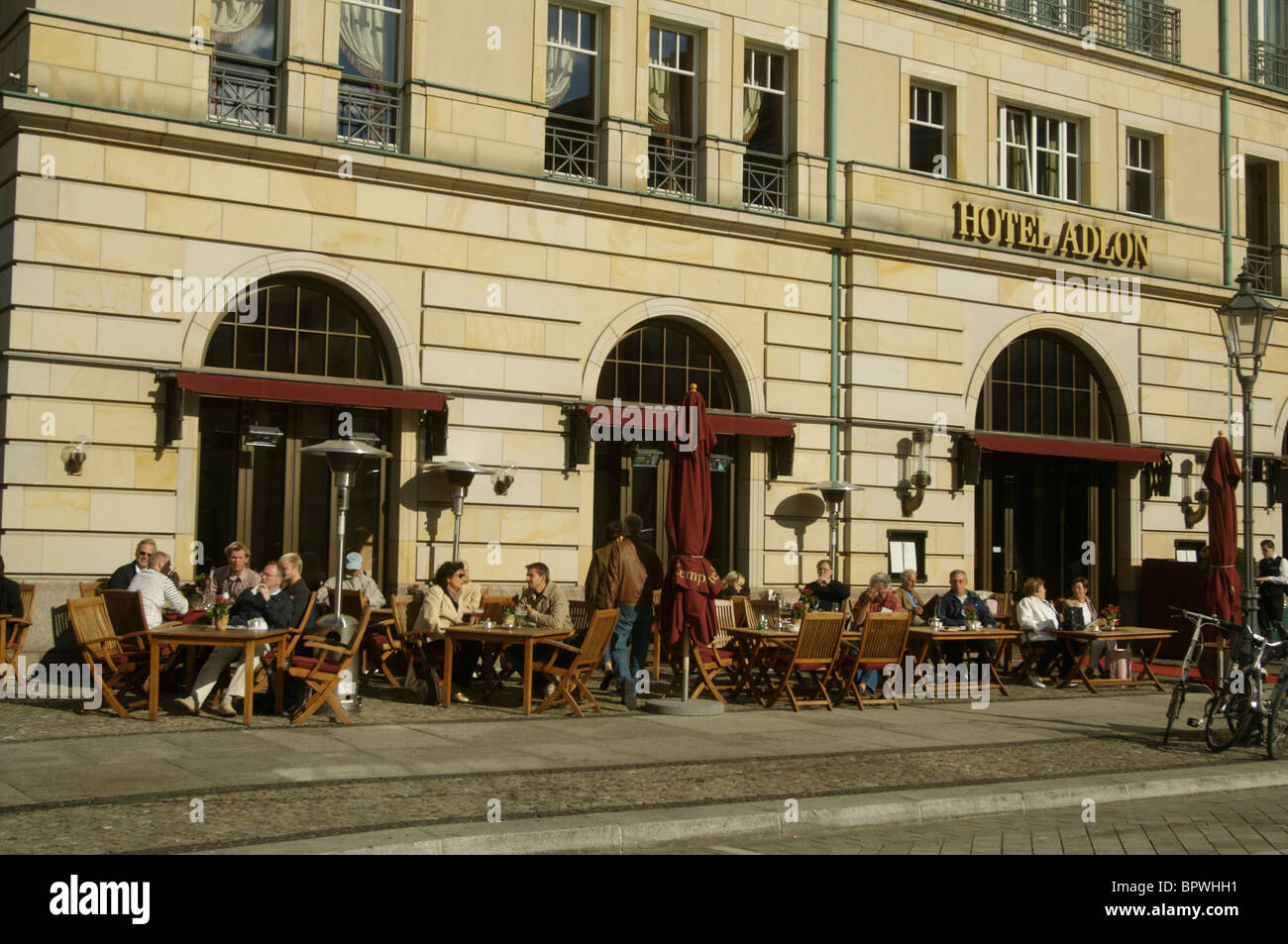 Menschen auf der Caféterrasse des Hotel Adlon in Berlin Stockfoto