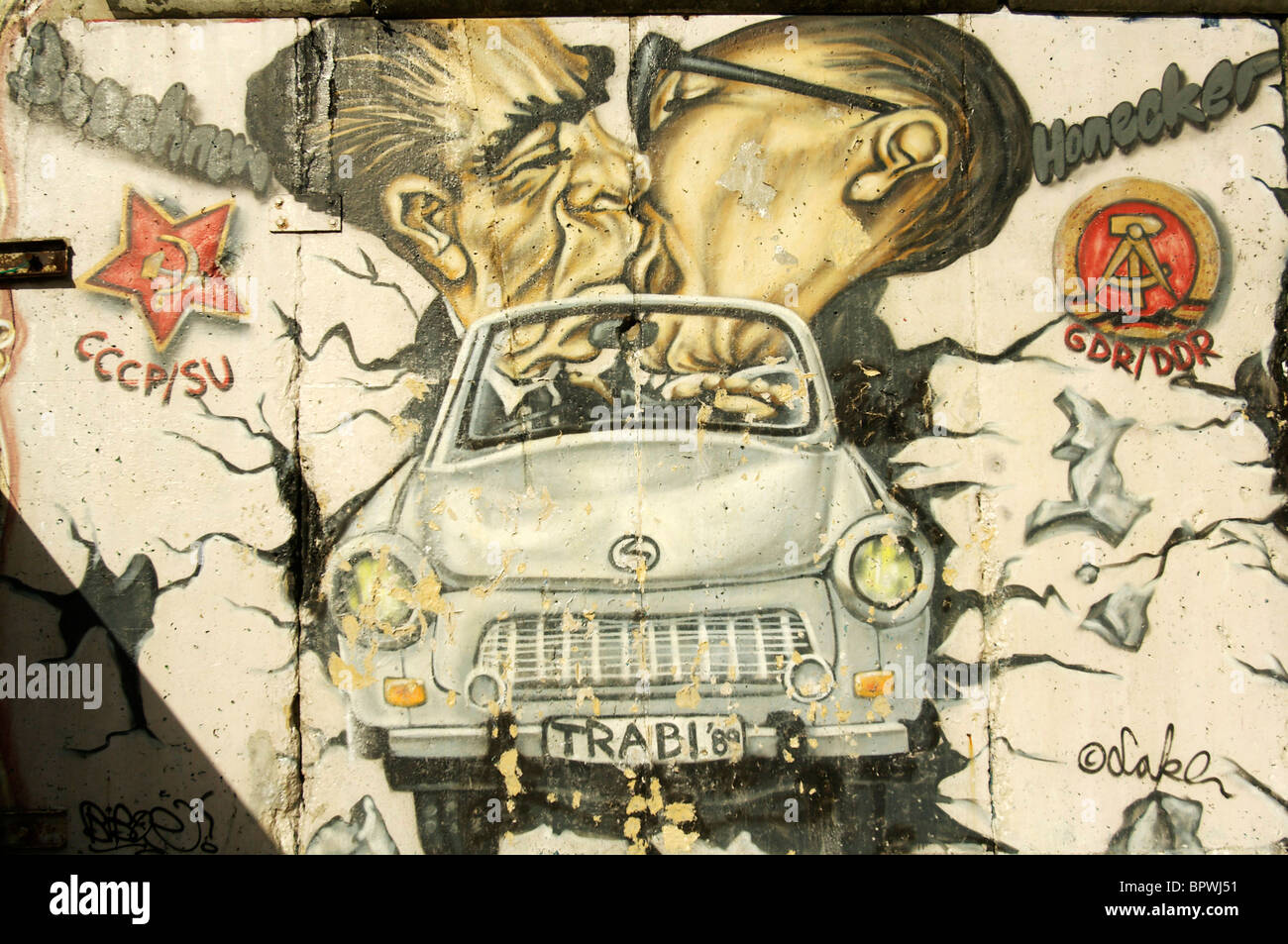 Russische Kuss zwischen Bresnev-Honeker an der East Side Gallery - einen verbleibenden Abschnitt der Berliner Mauer Stockfoto