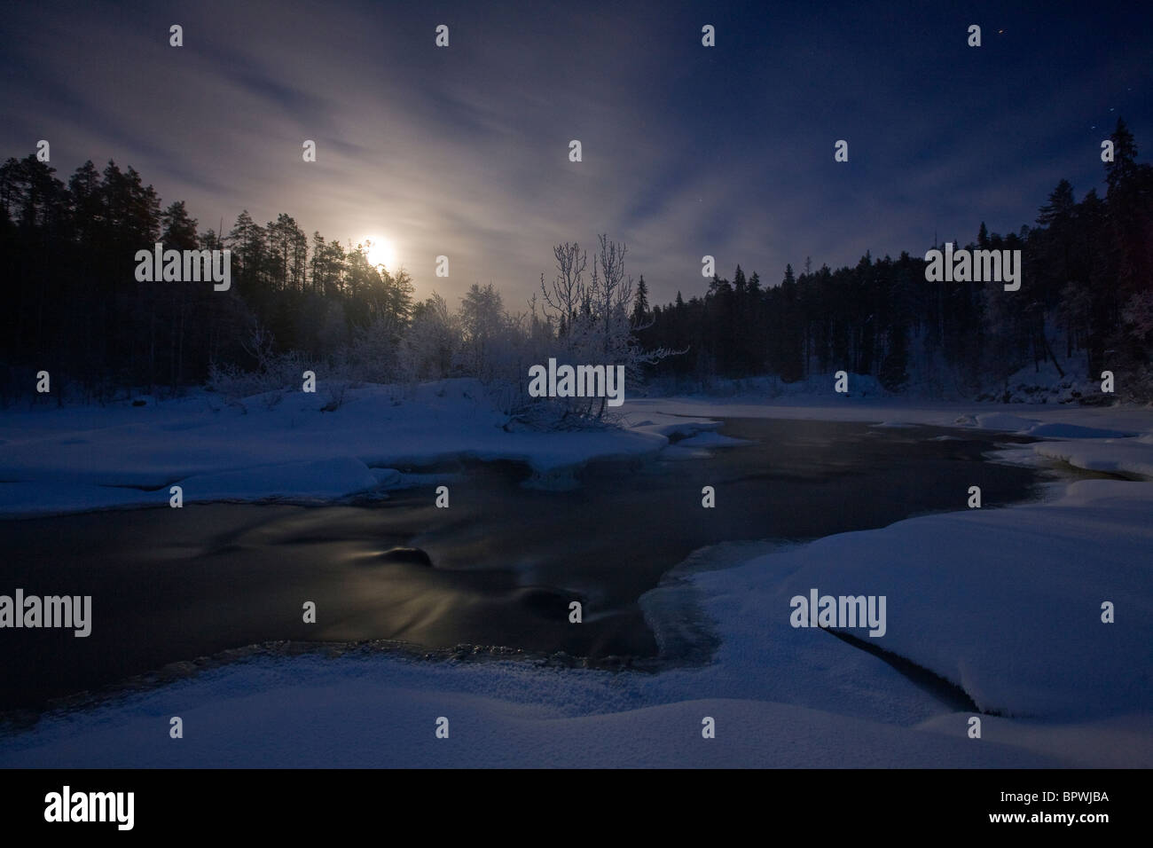 Mondaufgang am Fluss Oulanka in Oulanka-Nationalpark, Finnland. Stockfoto