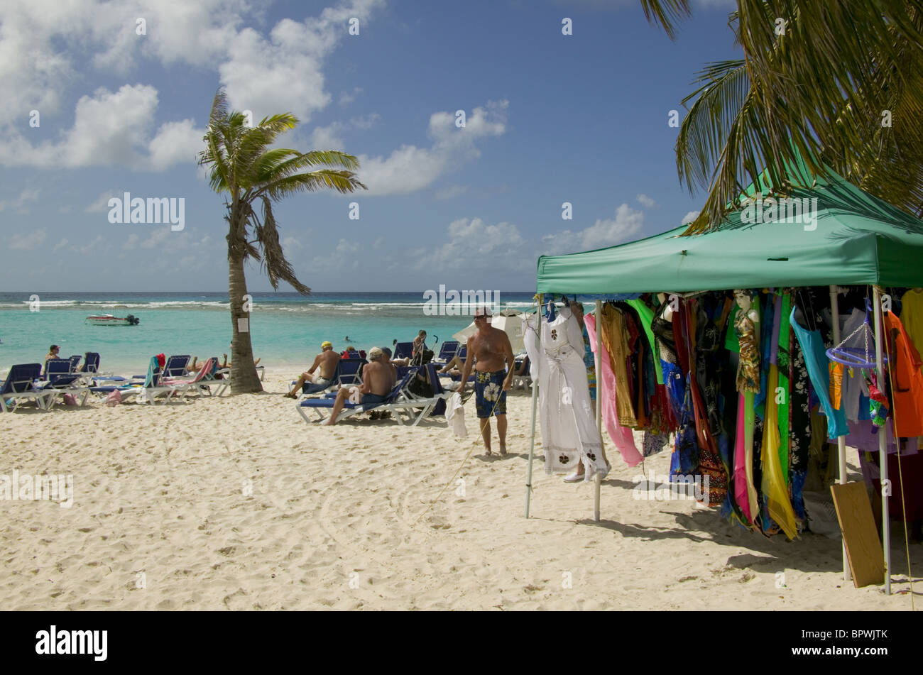 Souvenir-Shop am Strand neben dem klaren Wasser am Sandstrand in Barbados in der Karibik Stockfoto