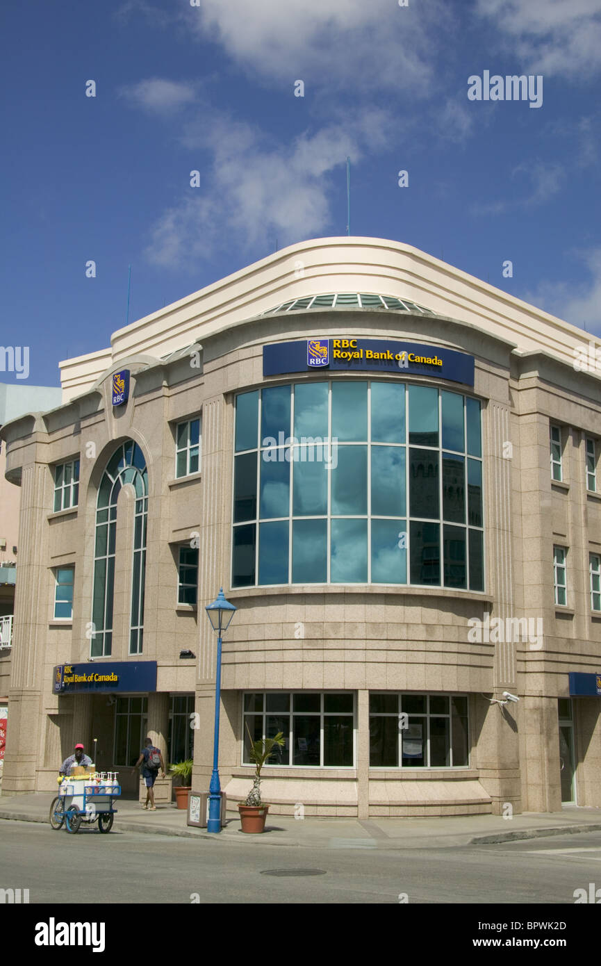 Modernes Gebäude des RBC (Royal Bank of Canada) in der Nähe von Heroes Square & Parlamentsgebäude Stockfoto