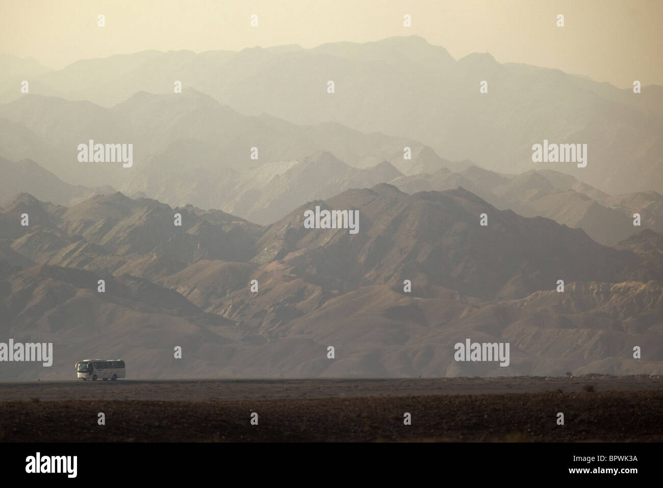 Autobahn außerhalb Jiayuguan, Gansu, China. Stockfoto