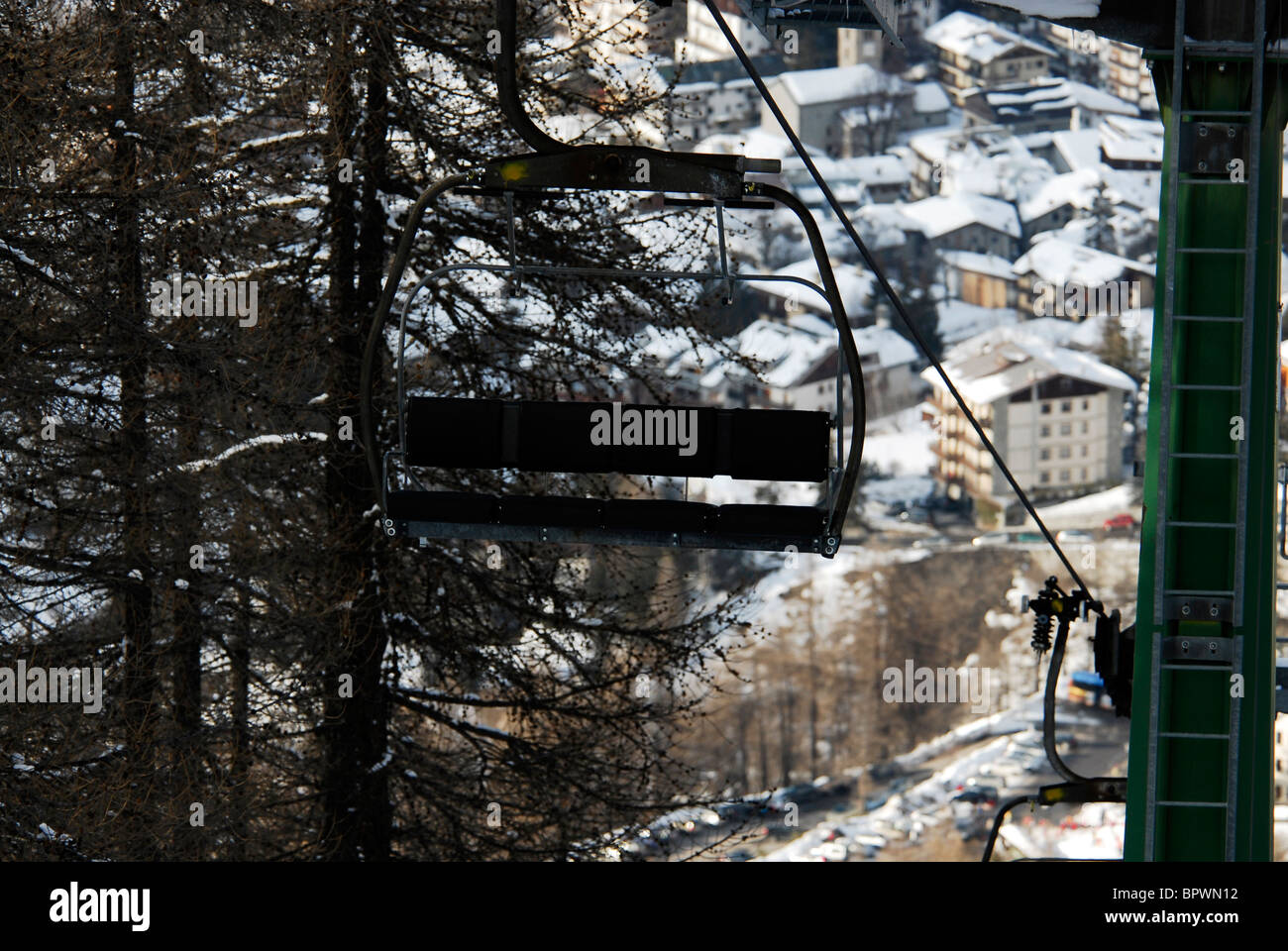Wintersport. Ski Sauze d, Italien. Leere Sportina Sesselbahn Stockfoto