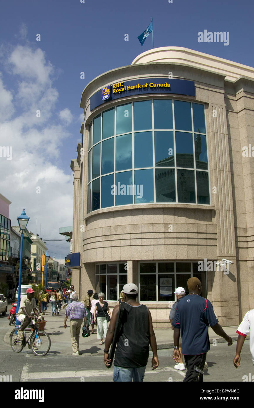 Modernes Gebäude des RBC (Royal Bank of Canada) in der Nähe von Heroes Square & Parlamentsgebäude Stockfoto