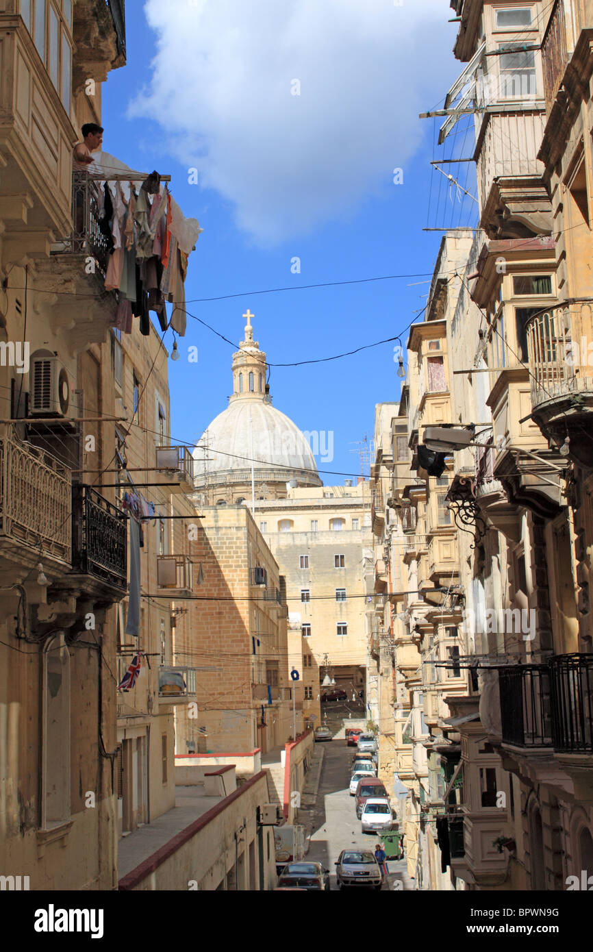 St. Patrick Street (Triq San Patrizju), Kuppel der Karmeliterkirche über Valletta, Zentralmalta, Mittelmeer, Europa Stockfoto