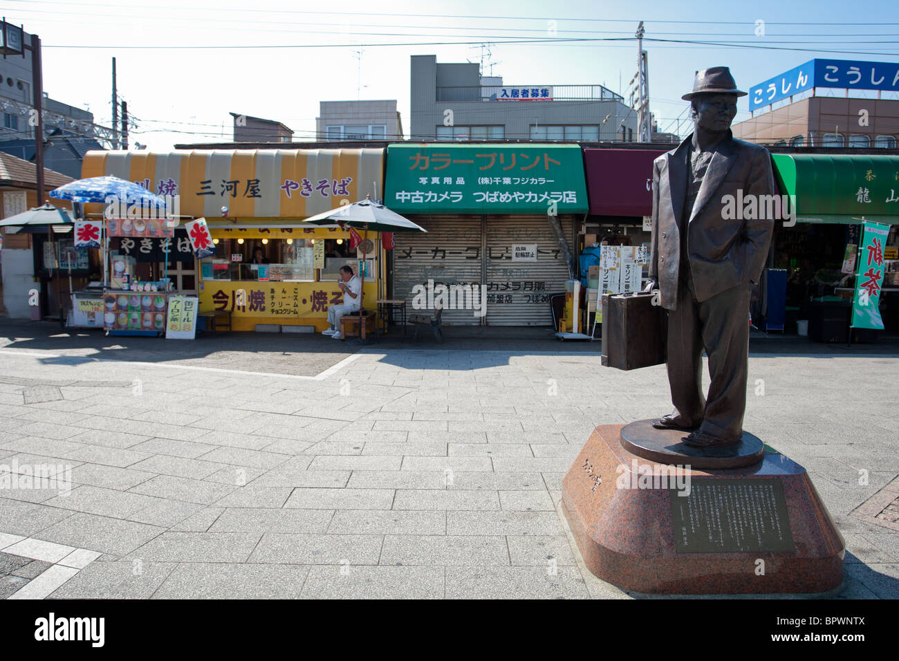 Die Bronzestatue des Tra-San, eine Hauptfigur der beliebten Filmreihe Otoko ha Tsuraiyo. Stockfoto