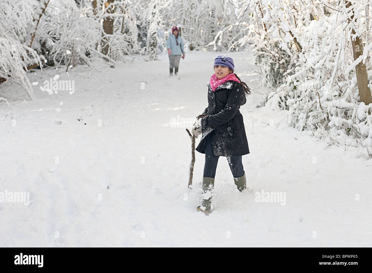Kinder mit Spaß zu Fuß in der neu gefallene Schnee folgen den Führer Stockfoto