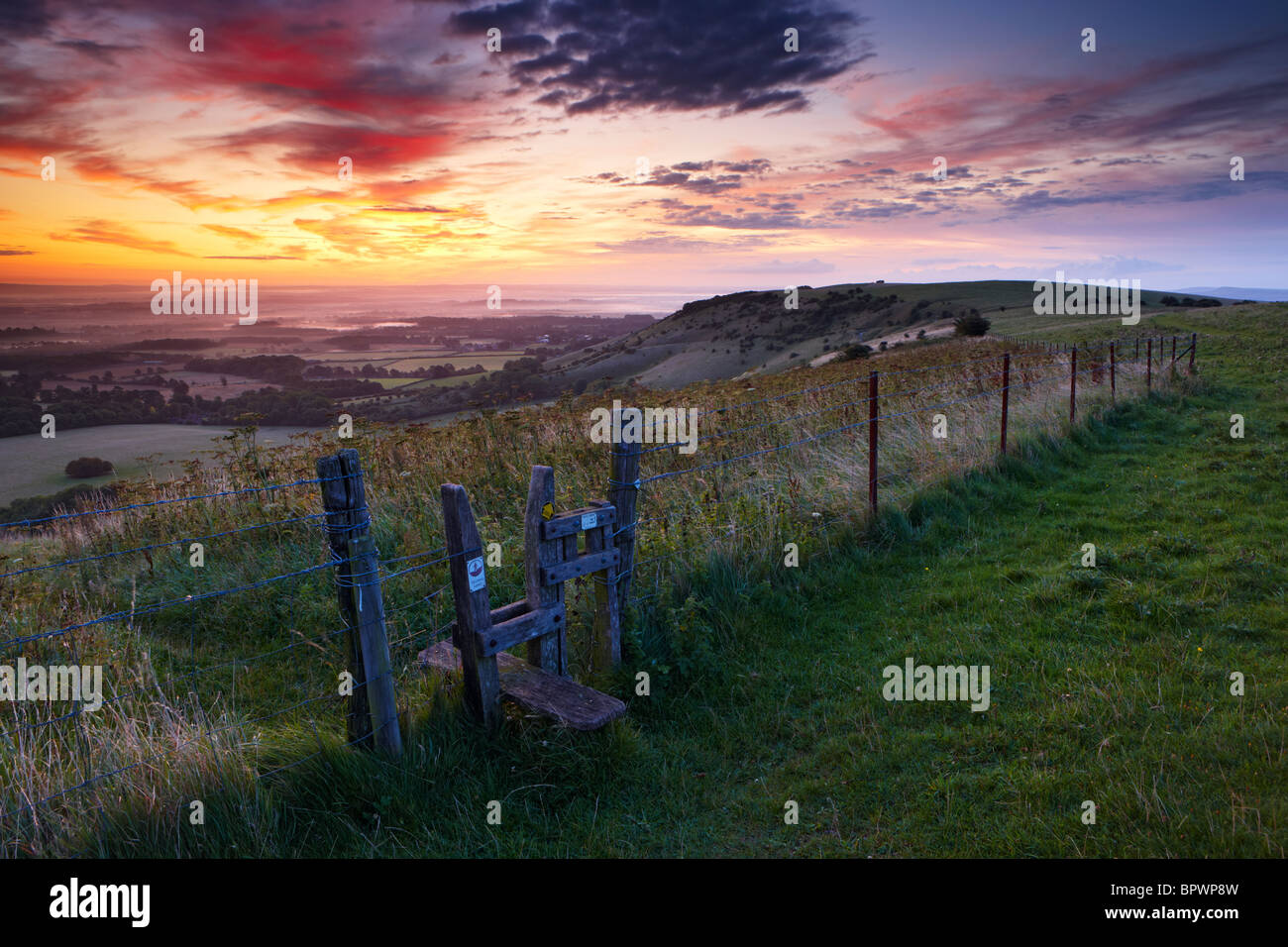 Ansichten von Notwasserung Beacon entlang der South Downs Way im Morgengrauen Stockfoto