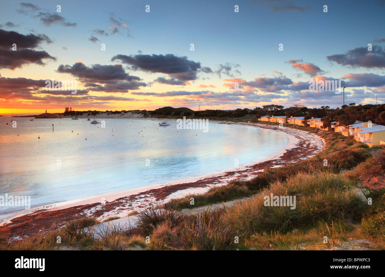 Ferienwohnungen in Longreach Bay bei Sonnenaufgang. Stockfoto