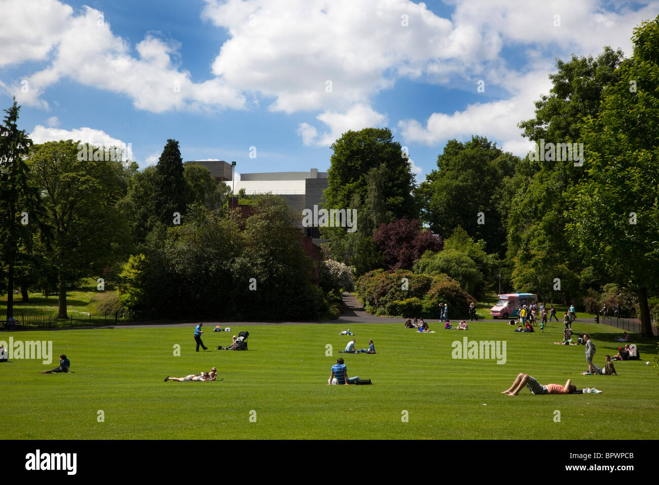 Irland, Norden, Belfast, botanischen Gärten mit Menschen in der Sonne entspannen. Stockfoto