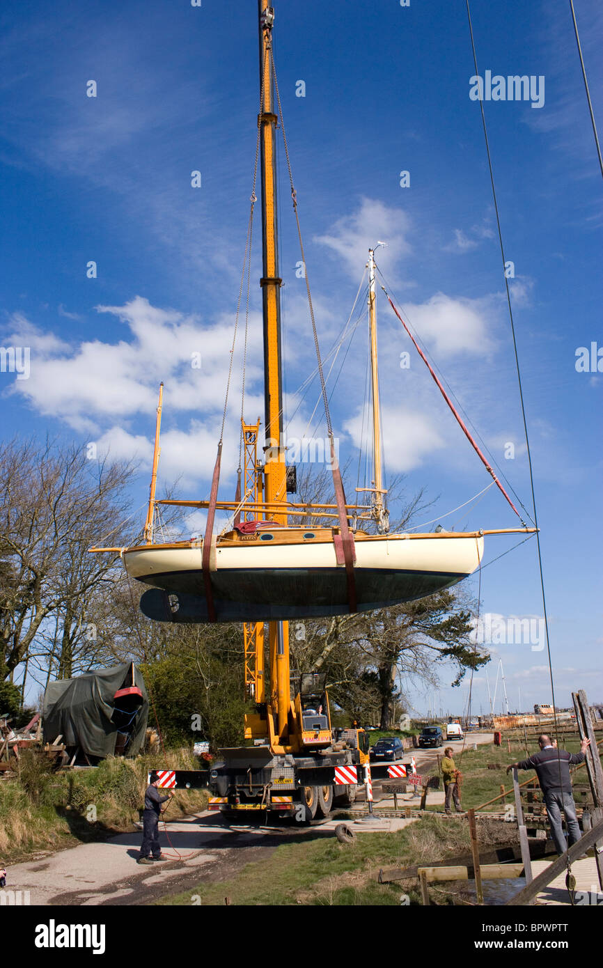 Kran heben eine Yacht in das Wasser am Skippool Creek, Lancashire Stockfoto