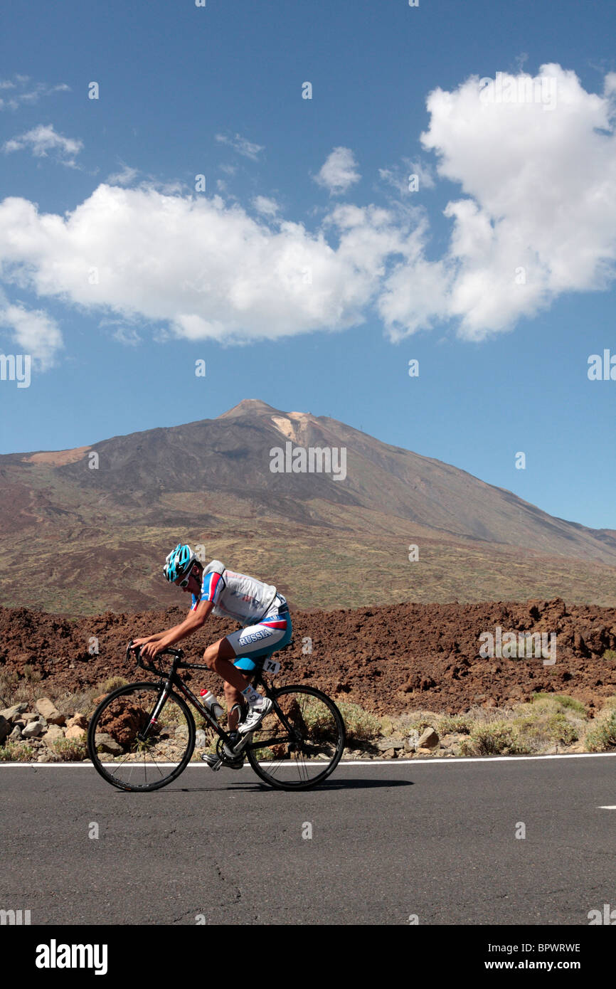 Ein Radfahrer vor den Teide auf der vierten Etappe der Tour von Teneriffa Radrennen Kanaren Spanien Stockfoto