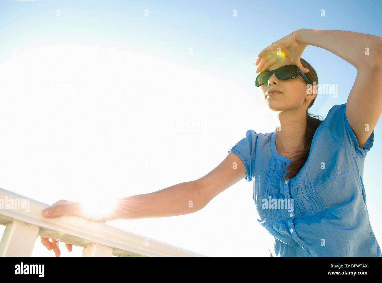 Schicke Frau sieht bis zum Horizont Stockfoto