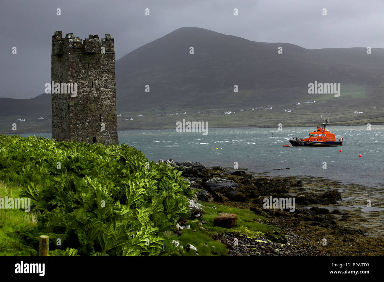 Kildownet Burg Meer Suche Rescue Boot Achill Sound, County Mayo, Irland Stockfoto