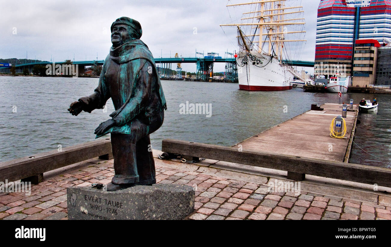 Statue des schwedischen Komponisten und Dichter Evert Taube außerhalb der Oper am Lilla Bommen im zentralen Hafen von Göteborg Stockfoto