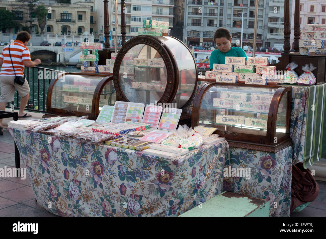 Straßenhändler verkaufen traditionelle maltesische Nougat in St. Julian's Bay, Malta Stockfoto