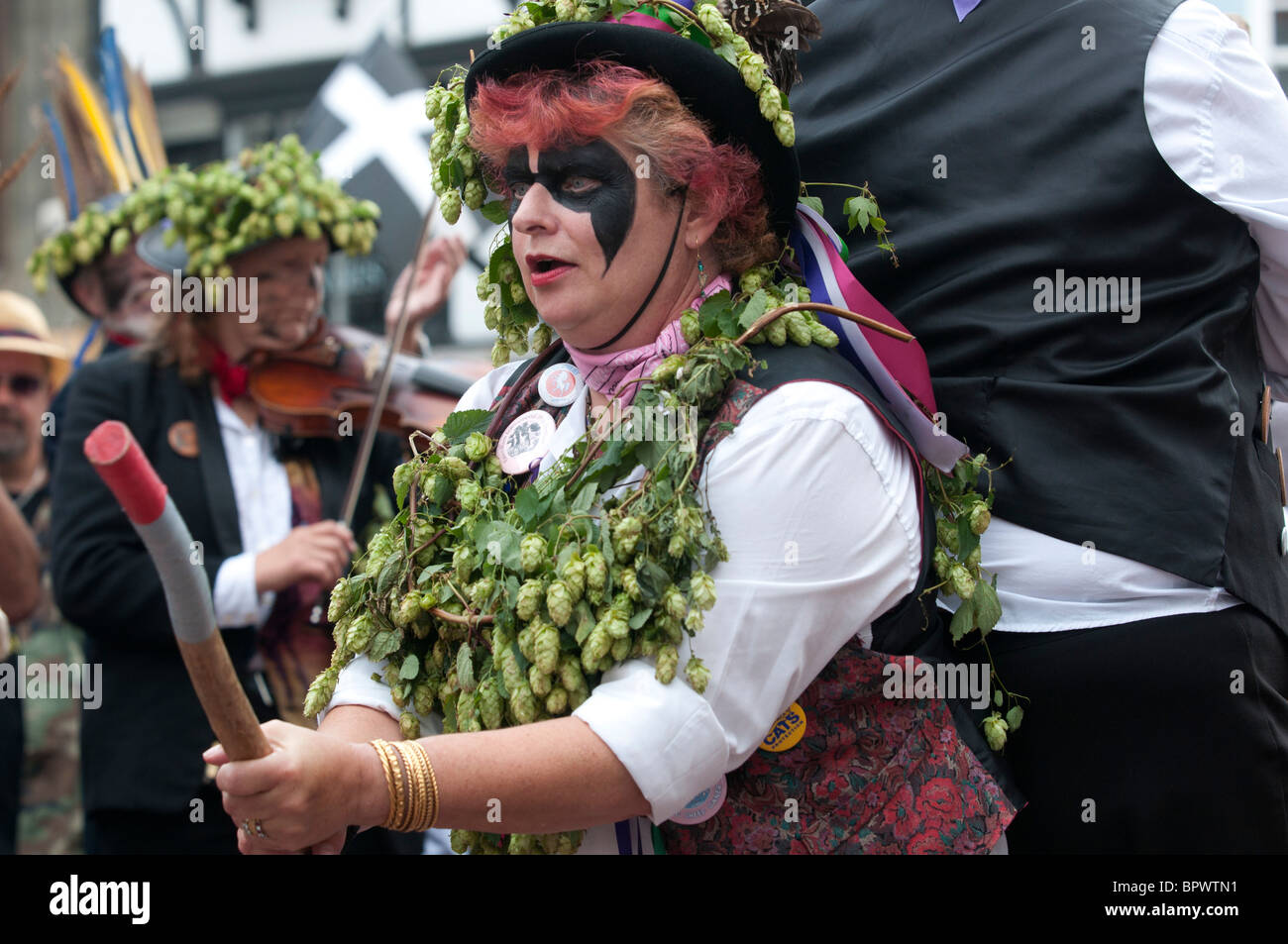 Morris Tänzer mit Stick Faversham Hop Festival Faversham Kent England UK Stockfoto