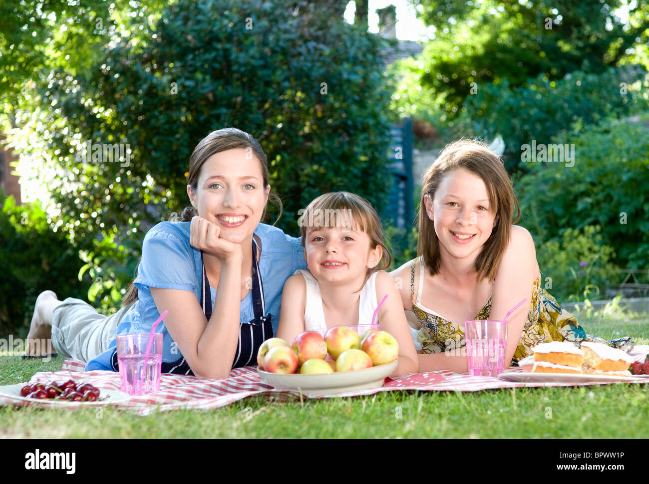 Mutter und Töchter bei Picknick Stockfoto