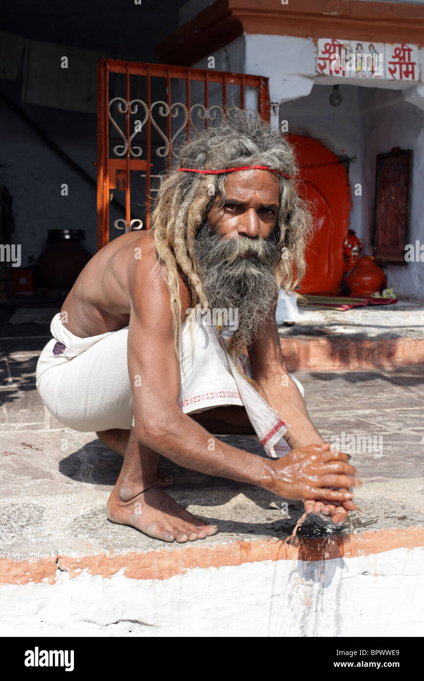 Sadhu waschen sich an hindu-Schrein, Ujjain, Madhya Pradesh, Indien zu reinigen. Stockfoto