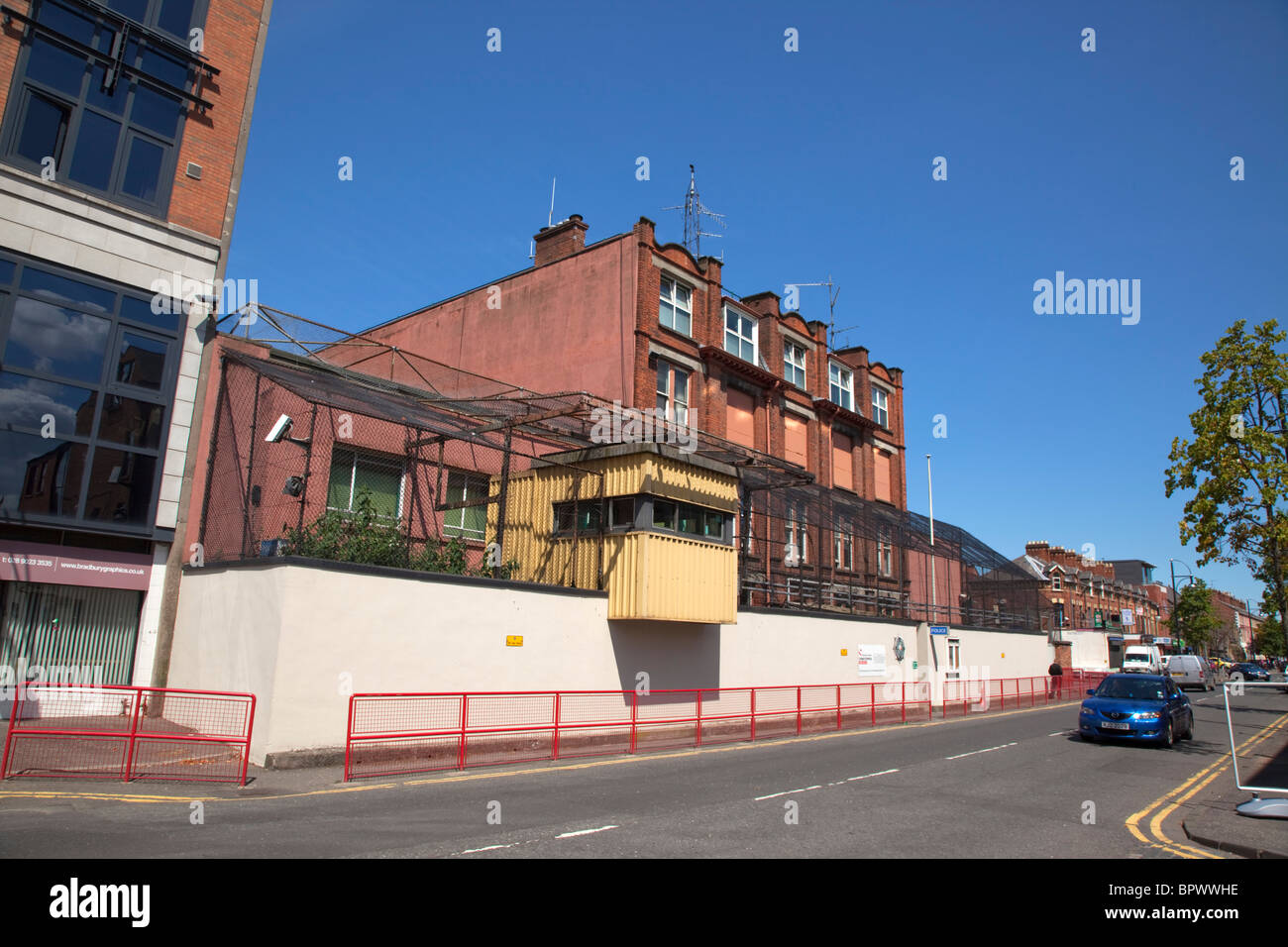 Irland, Norden, Belfast, Donegall Pass, stark befestigte Polizeistation. Stockfoto