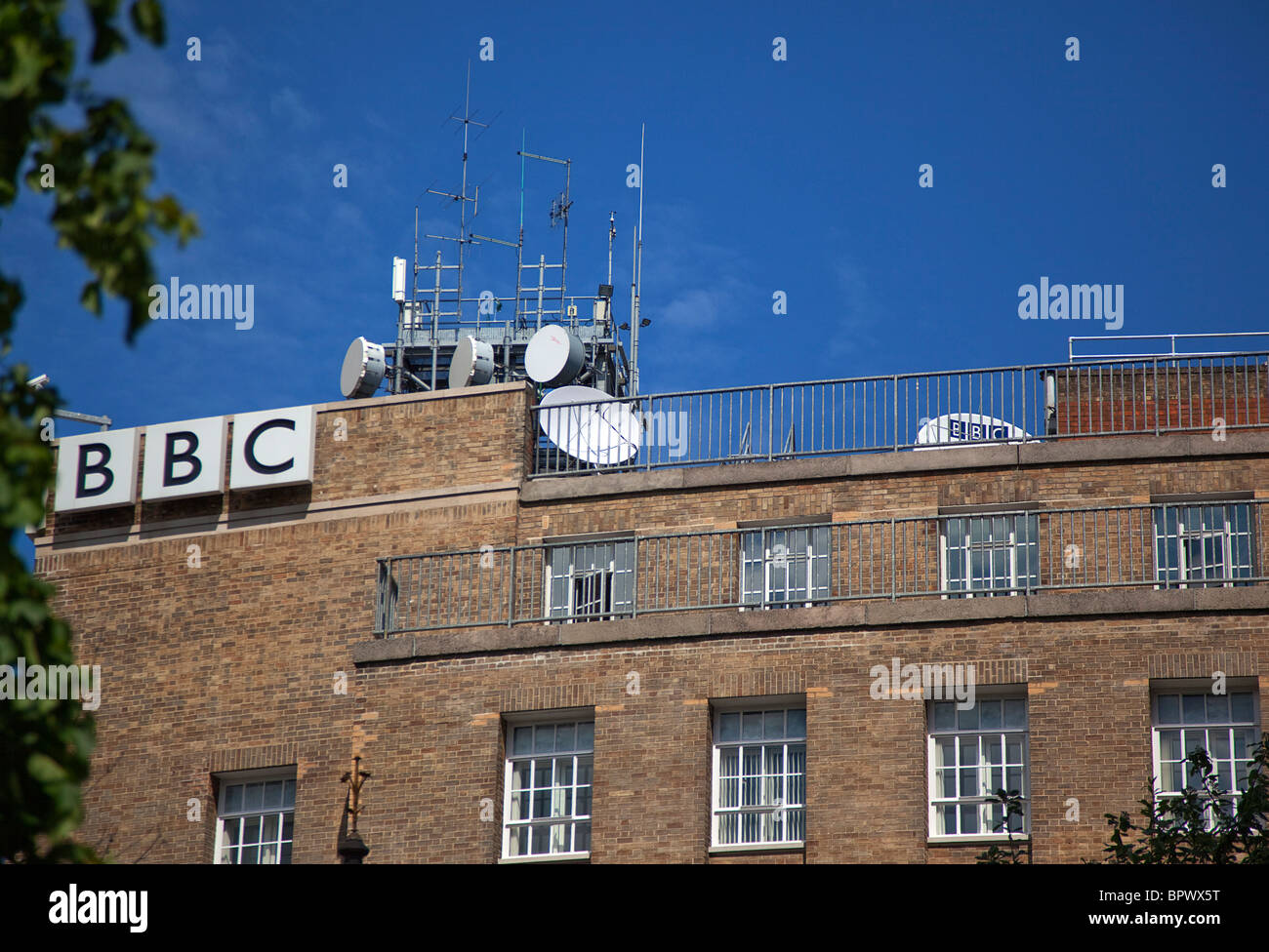 Irland, Norden, Belfast, Ormeau Avenue, Außenseite des BBC-Fernsehen und Radio mit Satellitenschüsseln auf dem Dach. Stockfoto