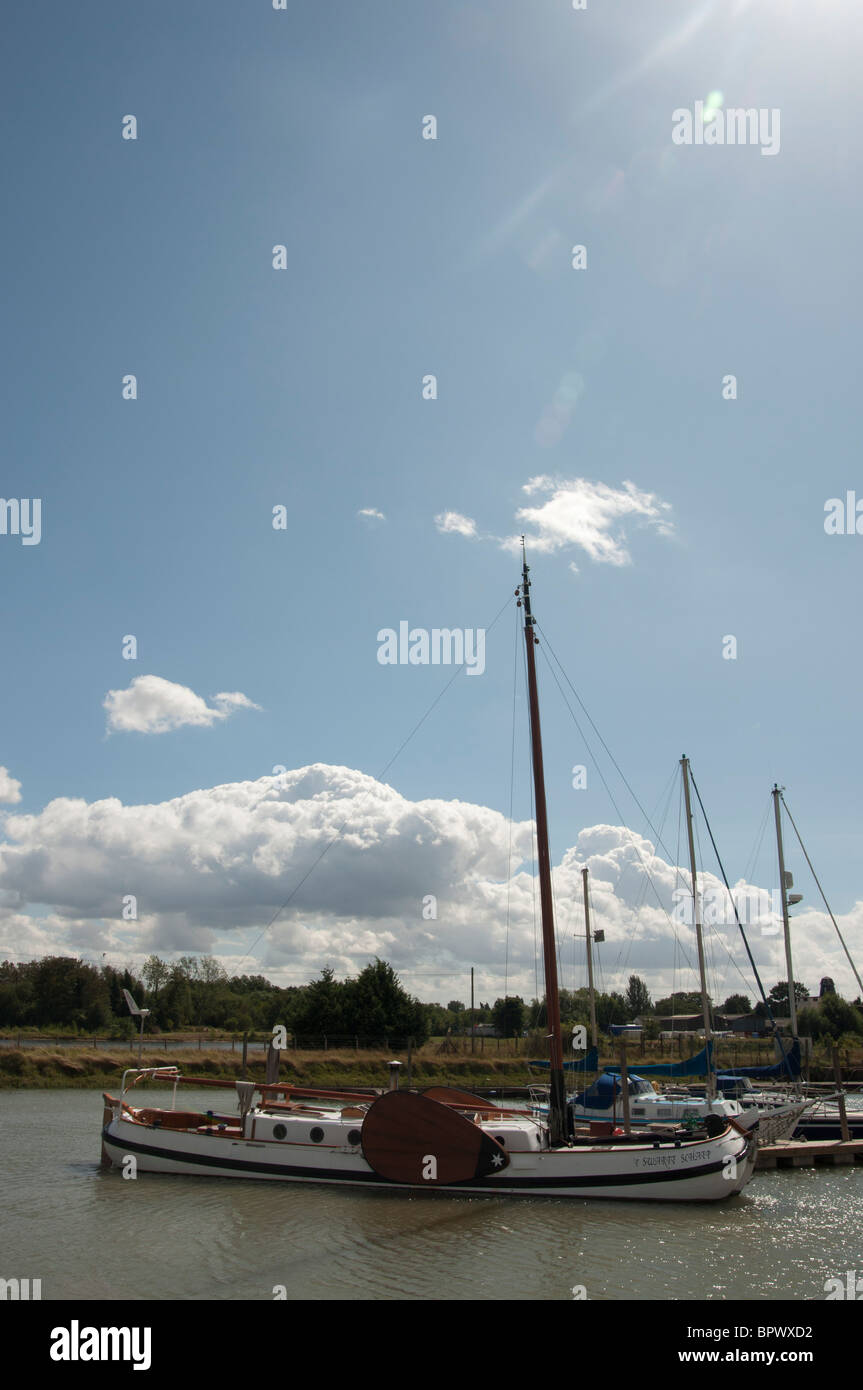 Boote auf dem Fluss Ruder Creek in der Nähe von Faversham Kent England UK Stockfoto