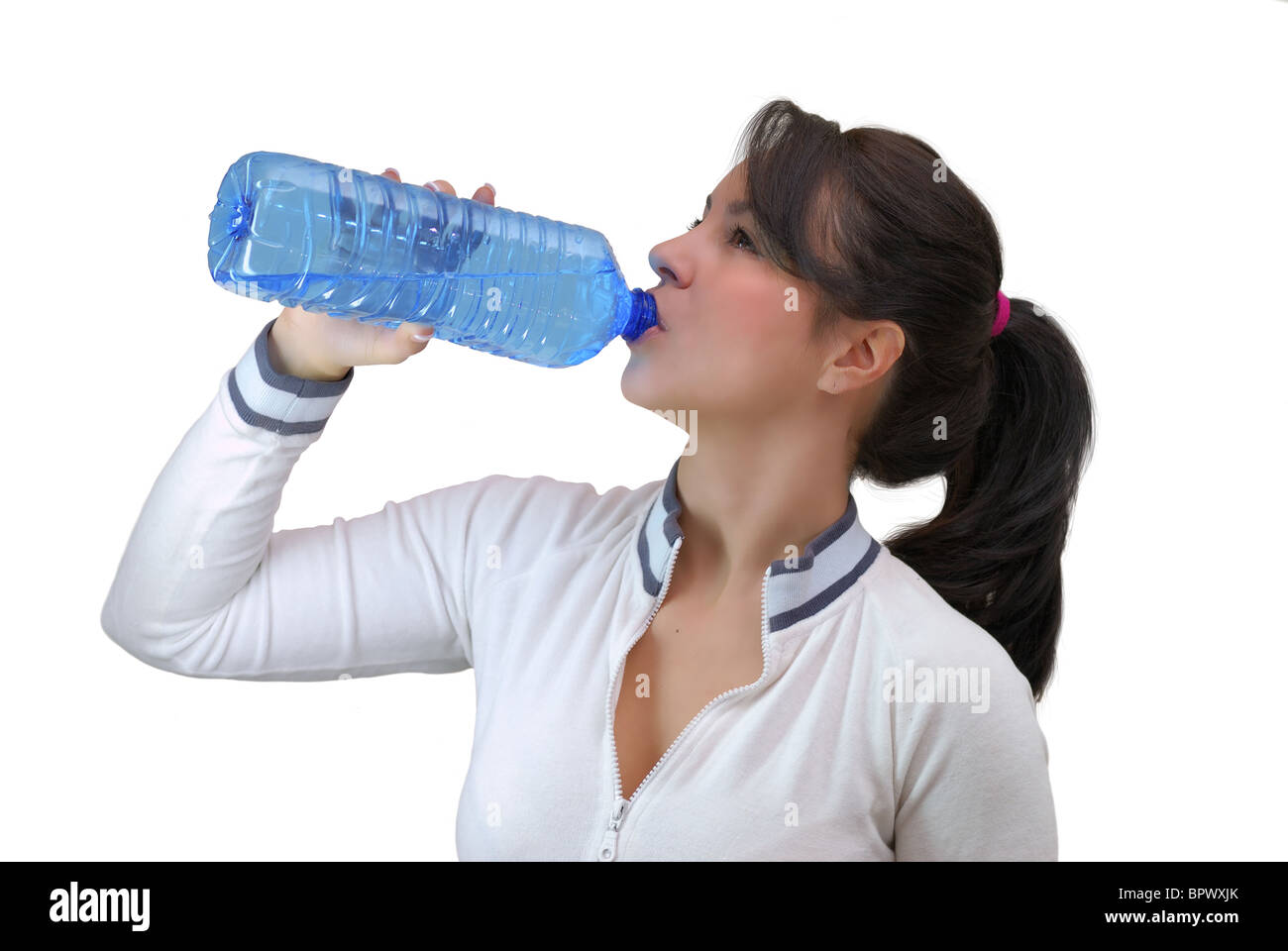 schöne junge Frau Trinkwasser aus einer Flasche isoliert auf weißem Hintergrund Stockfoto