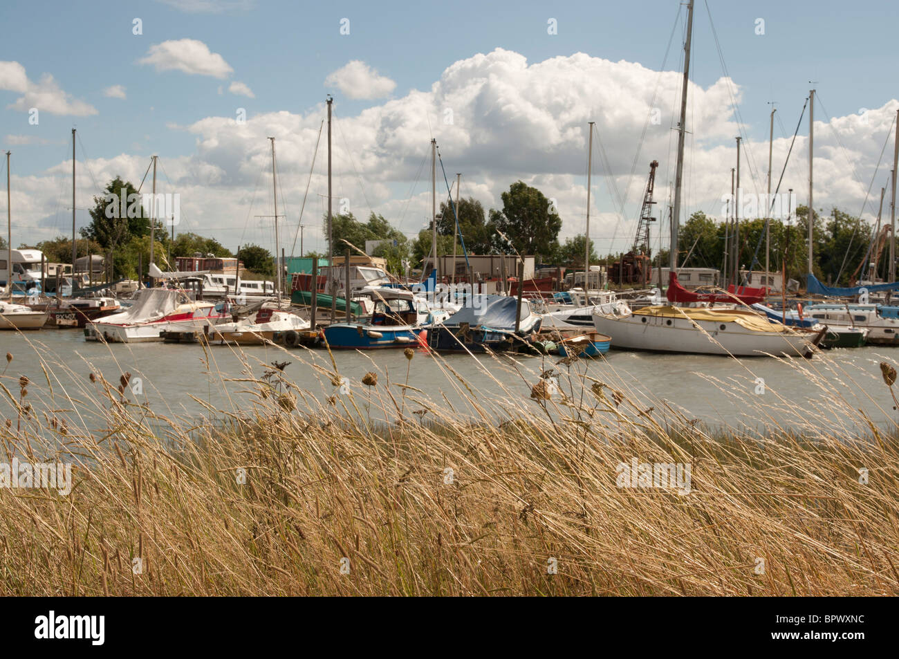 Boote auf dem Fluss Ruder Creek in der Nähe von Faversham Kent England UK Stockfoto