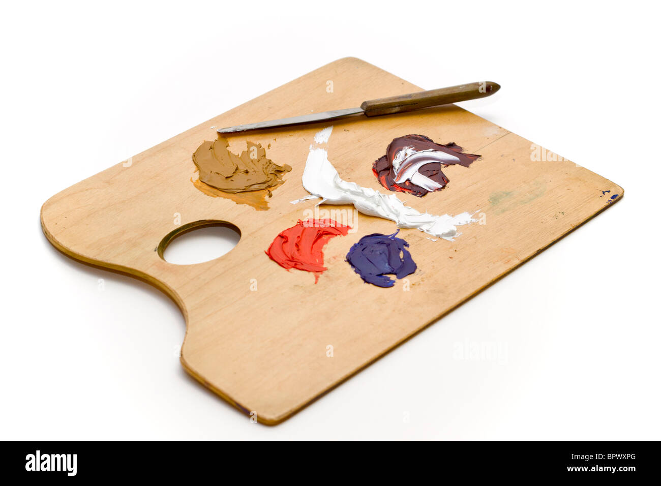 Künstler-Palette mit Ölfarben und Spachtel auf weißem Hintergrund Stockfoto
