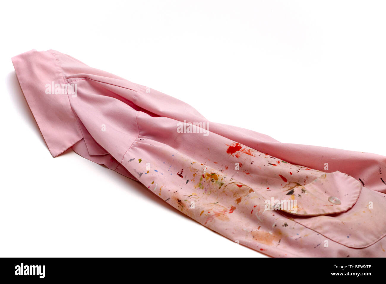 Rosa Künstler Kittel mit Farbe Flecken auf weißem Hintergrund Stockfoto