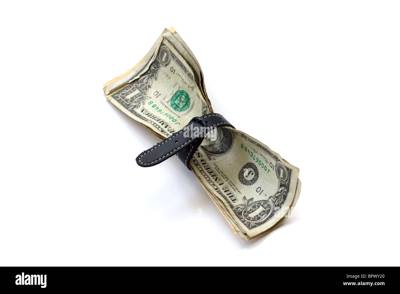 Konzeptbild aus einem Bündel von US-Dollar drückte sich durch eine verschärfte Gürtel auf weißem Hintergrund Stockfoto