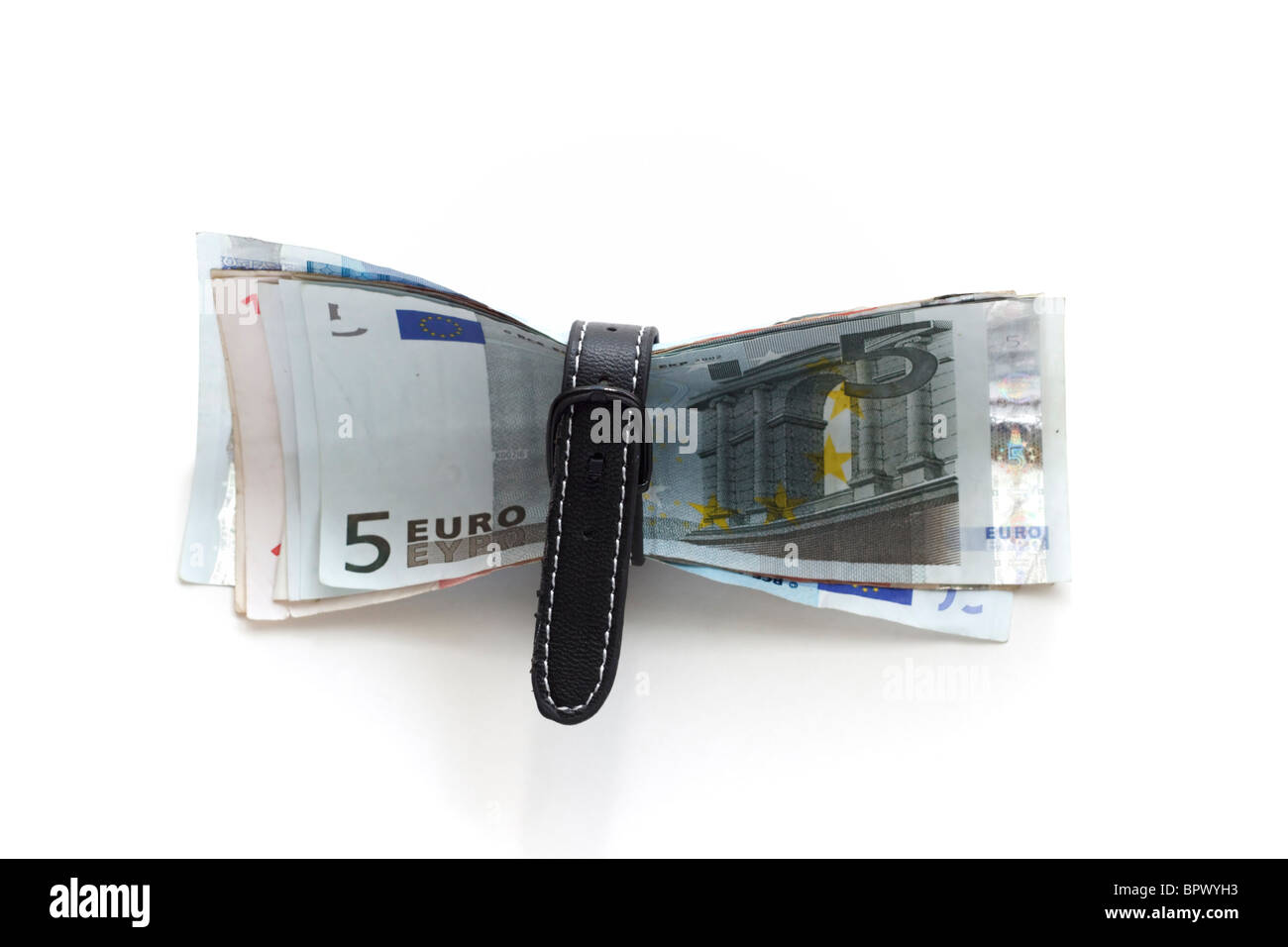 Konzeptbild aus einem Bündel von Euro-Banknoten drückte sich durch eine verschärfte Gürtel auf weißem Hintergrund Stockfoto