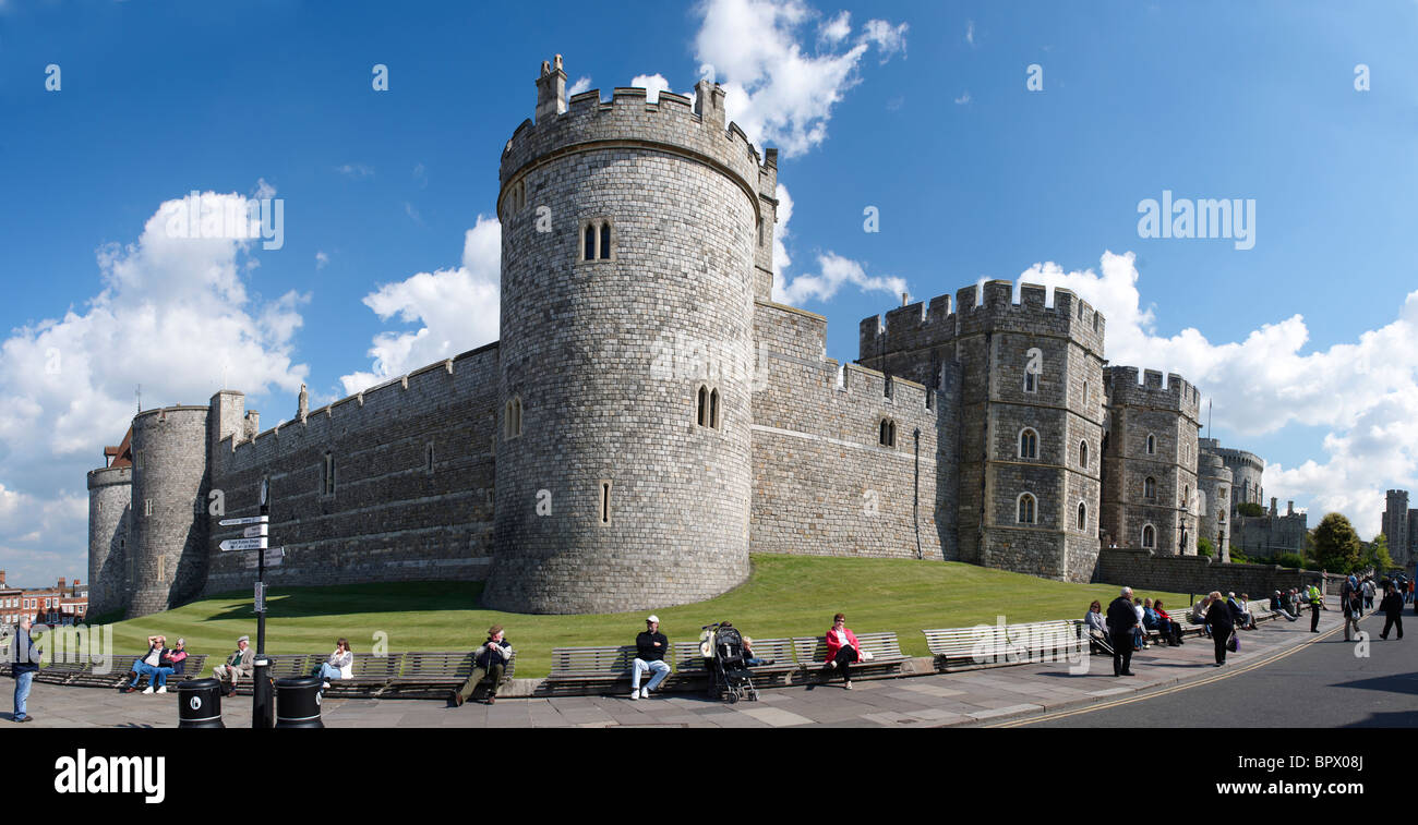 Panoramablick auf Schloss Windsor mit Touristen im Vordergrund Stockfoto