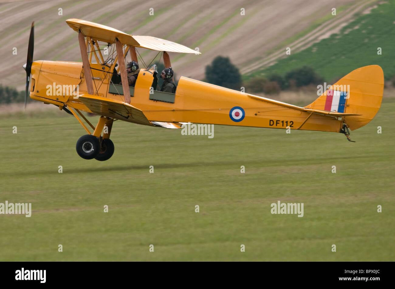 de Havilland DH 82 Tiger Moth Landung in Duxford Stockfoto