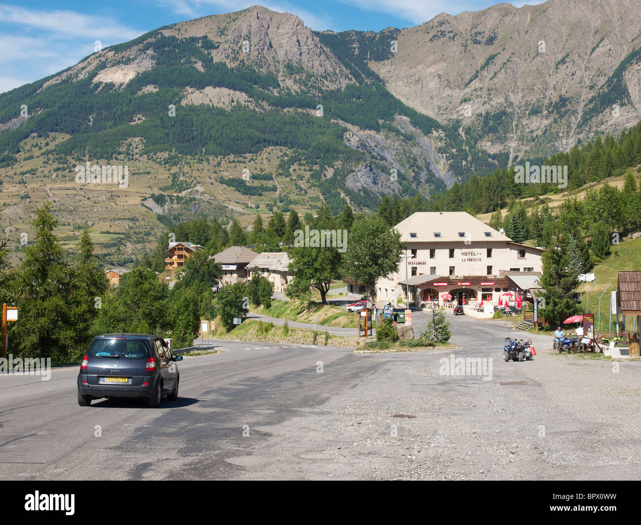 Les Orres Höhe 1600m mit Bergstraße. Hautes Alpes, Frankreich Stockfoto